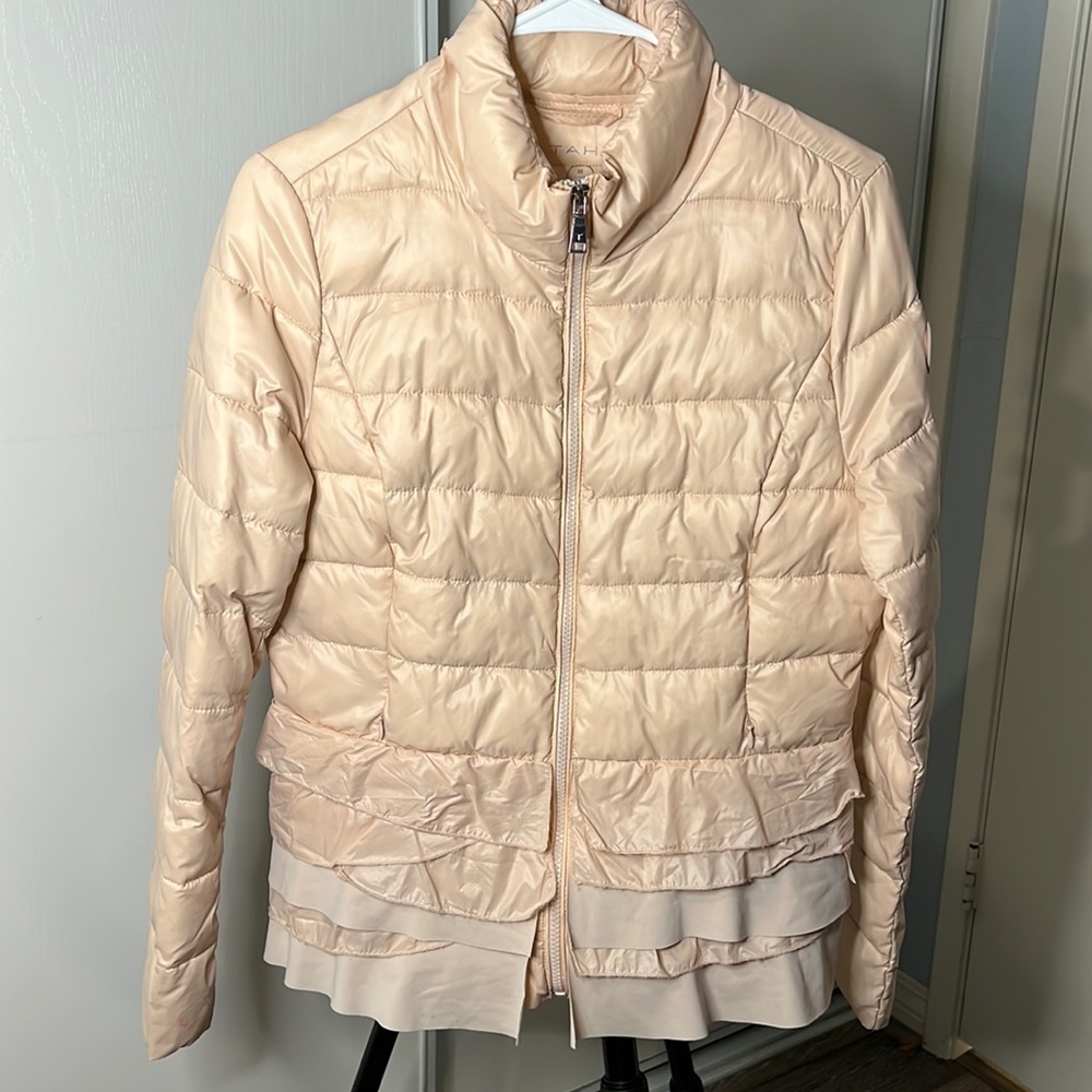 T TAHARI Lightweight puffer with ruffle detail  M P2P 19.5